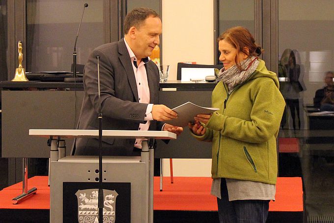 Nicola Peters-Geiger, Vorstandsmitglied des NABU Bad Nauheim, nimmt die Auszeichnung für den Verein von Bürgermeister Klaus Kreß entgegen. – Foto: Linda Dönges